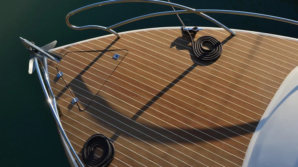 Teak della barca diventato grigio: pulirlo o lasciarlo naturale?