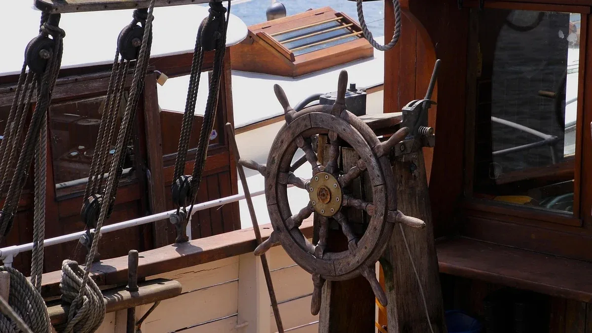 Timone a barra o a ruota su una piccola barca a vela: differenze in pozzetto