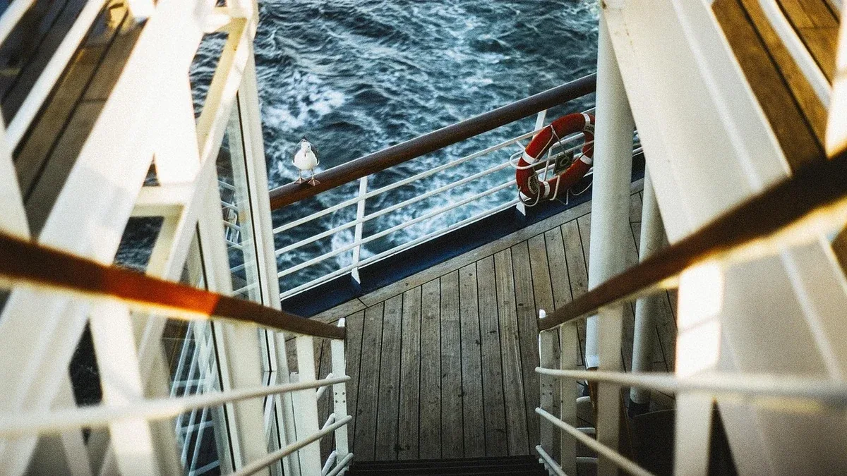 Come tenere libere le vie di movimento a bordo durante la navigazione